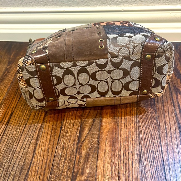 Coach patchwork purse, good used condition. Made of leather, suede, fabrics. - Picture 3 of 16